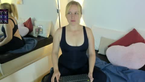 Snapshot of emilysumer chatting on 05-24-26, 03:50 Summer 3 online show from 05-24-26, 03:50