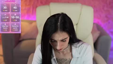 Snapshot of emilyymoon chatting on 06-17-26, 07:00 emilyymoon online show from 06-17-26, 07:00
