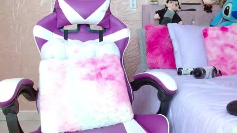 emilyzans07 online show from 10-05-25, 07:45