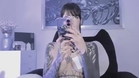 Snapshot of eminence_shadow chatting on 06-19-26, 05:01 ELLE DANIELLE online show from 06-19-26, 05:01