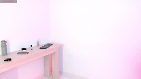 Snapshot of emma_collins01 chatting on 05-02-26, 05:40 Emma online show from 05-02-26, 05:40