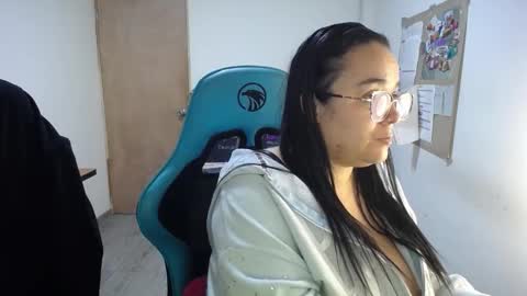 Snapshot of emma_evans07 chatting on 10-24-25, 01:18 emmy online show from 10-24-25, 01:18