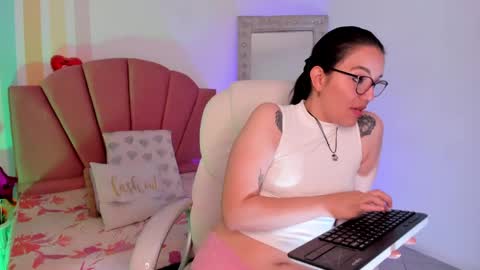 Snapshot of emma_lakshmi chatting on 06-06-26, 02:22 Emma online show from 06-06-26, 02:22