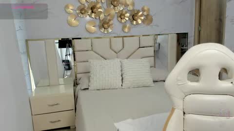 Snapshot of emma_petite4u chatting on 12-20-24, 06:24 Emma online show from 12-20-24, 06:24