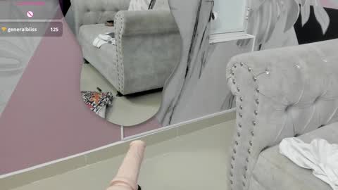 Snapshot of emma_petite4u chatting on 01-08-25, 10:37 Emma online show from 01-08-25, 10:37