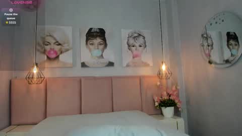 Snapshot of emma_petite4u chatting on 09-20-25, 02:45 Emma online show from 09-20-25, 02:45