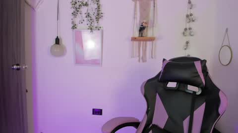 Snapshot of emma_rinaldi_ chatting on 05-27-26, 02:52 Emma online show from 05-27-26, 02:52