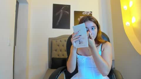 Snapshot of emma_rousz chatting on 09-18-25, 03:30 emma online show from 09-18-25, 03:30