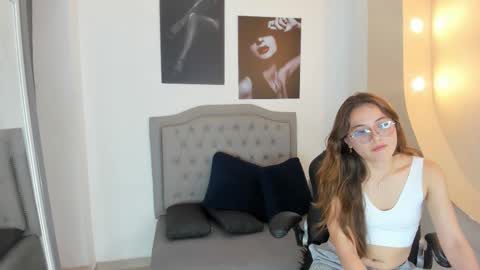 Snapshot of emma_rousz chatting on 10-11-25, 04:44 emma online show from 10-11-25, 04:44