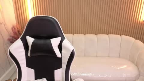 Emma online show from 09-19-25, 03:24