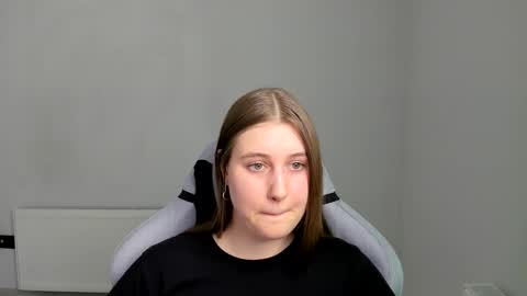 Snapshot of emma_sweettyy chatting on 06-03-26, 11:02 Emma online show from 06-03-26, 11:02