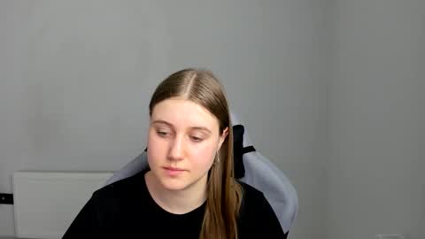 Snapshot of emma_sweettyy chatting on 06-03-26, 02:33 Emma online show from 06-03-26, 02:33