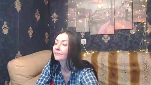 Snapshot of emmagoldx chatting on 12-16-24, 09:09 EmmaGoldX online show from 12-16-24, 09:09