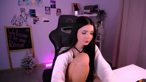 Snapshot of emmakeam_ chatting on 12-18-24, 01:23 Emma online show from 12-18-24, 01:23