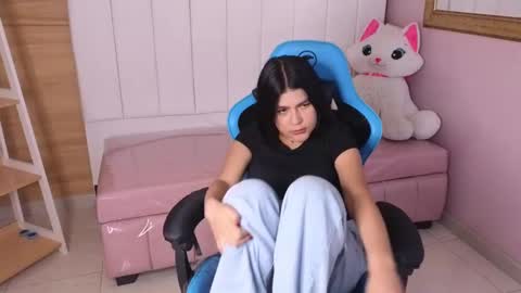 Snapshot of emmalee_a chatting on 01-23-25, 04:37 Emma online show from 01-23-25, 04:37