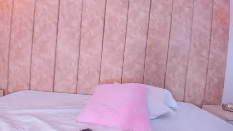 Snapshot of emmalily_ chatting on 08-09-26, 03:44 emmalily_ online show from 08-09-26, 03:44