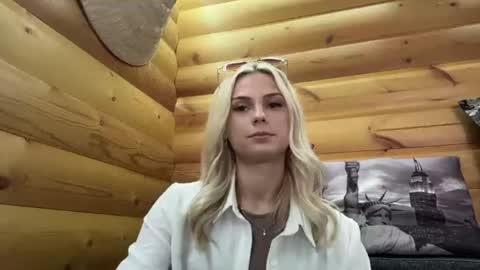 Snapshot of emmalinebareford chatting on 06-11-26, 11:41 Emma online show from 06-11-26, 11:41