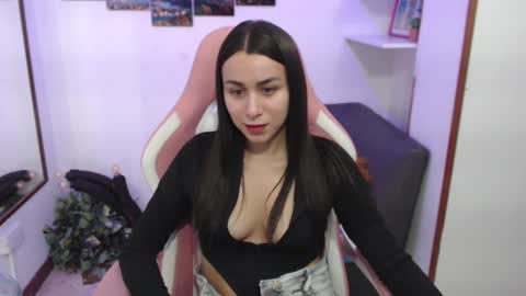 Snapshot of emmamyers_ chatting on 02-11-25, 10:28 Emma  online show from 02-11-25, 10:28