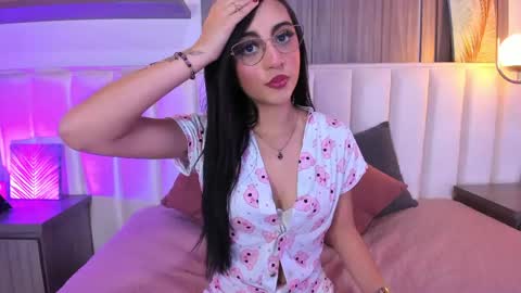 Snapshot of emmarios_qm chatting on 04-16-26, 09:04 Emma online show from 04-16-26, 09:04