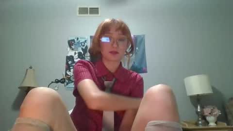 Snapshot of emmarose2000s chatting on 06-11-26, 06:22 emmarose2000s online show from 06-11-26, 06:22