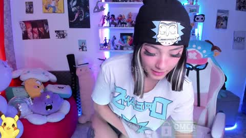 Snapshot of emmarosse11 chatting on 01-31-25, 04:17 Emma online show from 01-31-25, 04:17