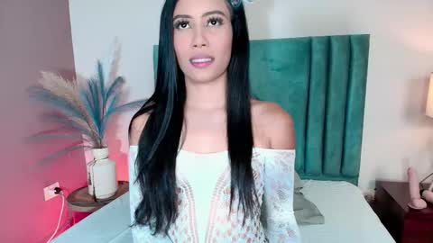 Snapshot of emmasaintt chatting on 10-17-25, 12:58 Emma Saint online show from 10-17-25, 12:58