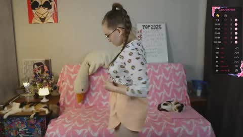 Snapshot of emmatiny chatting on 05-19-26, 11:27 Mia online show from 05-19-26, 11:27
