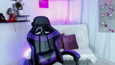 Snapshot of emmi_cam chatting on 05-04-26, 01:07 Emmi Cam online show from 05-04-26, 01:07