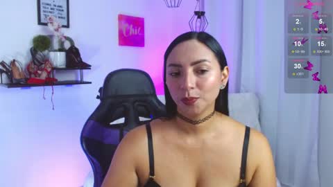 Snapshot of emmi_cam chatting on 05-20-26, 01:17 Emmi Cam online show from 05-20-26, 01:17