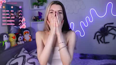 Snapshot of emmie_everly chatting on 05-15-26, 07:43 emmie_everly online show from 05-15-26, 07:43