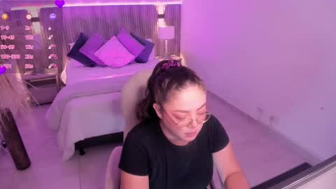 Snapshot of emmy_walker1 chatting on 11-06-25, 11:00 Emmy Walker online show from 11-06-25, 11:00