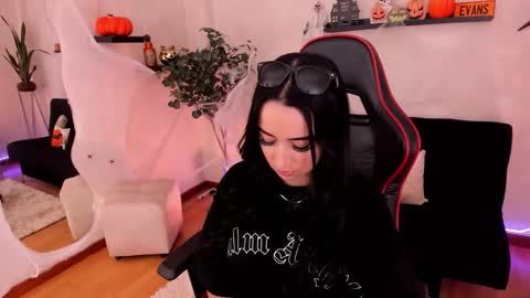 Emmy Evans  online show from 10-20-25, 08:31