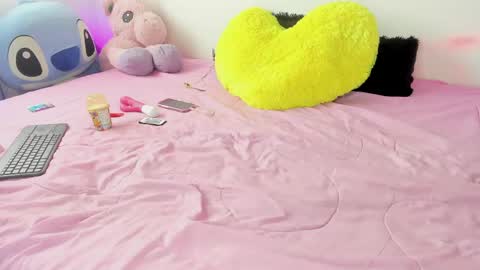 Snapshot of emy_xdy chatting on 05-13-26, 03:42 Im Emily would you like to help me reach 100 online show from 05-13-26, 03:42