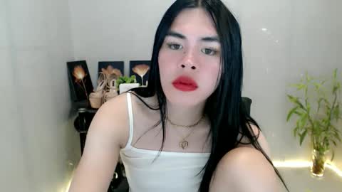 Snapshot of enchantress_mia03 chatting on 06-11-26, 06:44 enchantress_mia03 online show from 06-11-26, 06:44