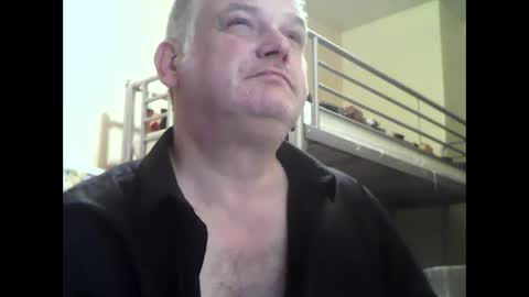 Snapshot of englishguysurrey chatting on 09-18-25, 08:33 englishguysurrey online show from 09-18-25, 08:33
