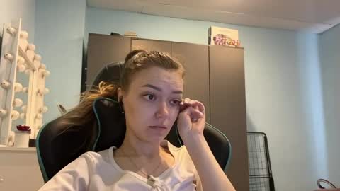 Lily online show from 04-22-26, 03:09