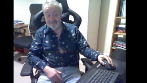 erasmus_d online show from 12-21-24, 06:34