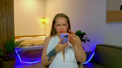 Snapshot of erinmilk chatting on 06-10-26, 05:12 Erin online show from 06-10-26, 05:12