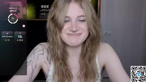 Snapshot of eshleeeygreen chatting on 05-11-26, 10:18 EshleGreen online show from 05-11-26, 10:18