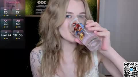 Snapshot of eshleeeygreen chatting on 05-16-26, 09:35 EshleGreen online show from 05-16-26, 09:35