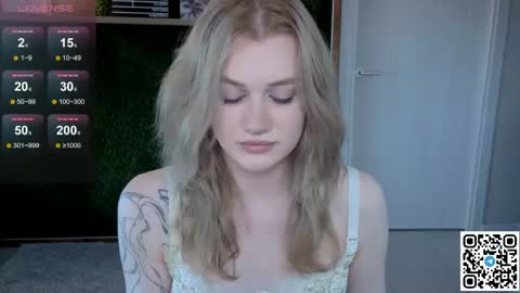 Snapshot of eshleeeygreen chatting on 05-21-26, 07:26 EshleGreen online show from 05-21-26, 07:26