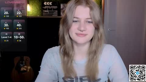 Snapshot of eshleeeygreen chatting on 05-25-26, 10:49 EshleGreen online show from 05-25-26, 10:49