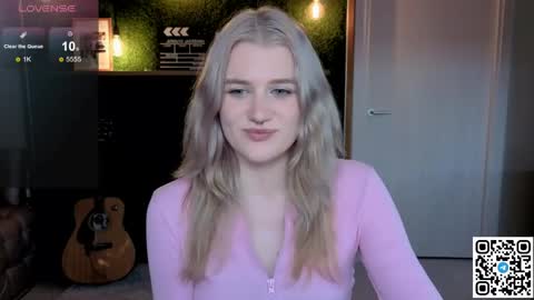 Snapshot of eshleeeygreen chatting on 06-04-26, 09:54 EshleGreen online show from 06-04-26, 09:54