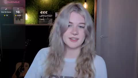 Snapshot of eshleeeygreen chatting on 06-17-26, 07:44 EshleGreen online show from 06-17-26, 07:44