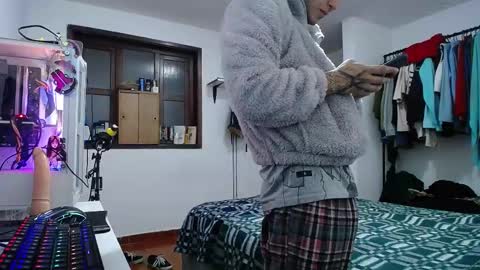 Snapshot of esjrobles chatting on 01-21-25, 02:33 Esteban online show from 01-21-25, 02:33