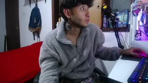 Snapshot of esjrobles chatting on 03-05-25, 06:33 Esteban online show from 03-05-25, 06:33