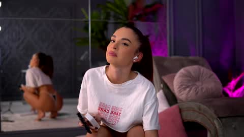 Snapshot of esmeainsley chatting on 12-05-24, 02:53 Raluca online show from 12-05-24, 02:53