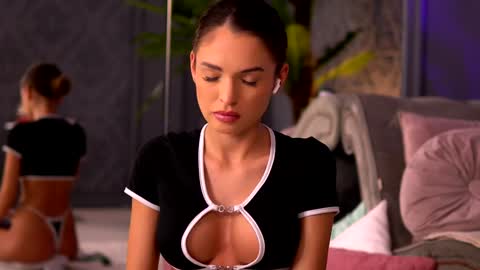 Snapshot of esmeainsley chatting on 12-10-24, 03:30 Raluca online show from 12-10-24, 03:30