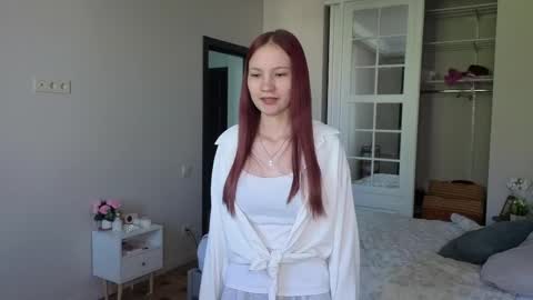 Snapshot of esmepalmer chatting on 05-18-26, 06:19 Esme online show from 05-18-26, 06:19