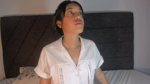 Snapshot of esmeralda_noir chatting on 06-03-26, 02:33 esme online show from 06-03-26, 02:33